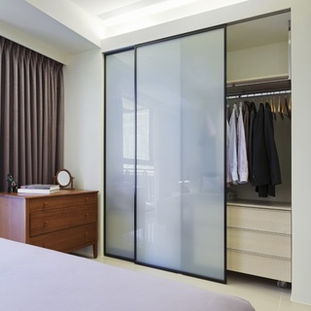卧室内嵌式衣柜效果图：最大化利用空间的美学策略